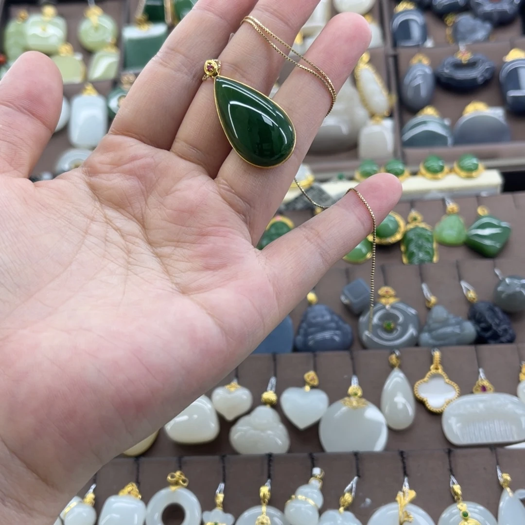 和田玉18K金镶嵌吊坠(赠链)