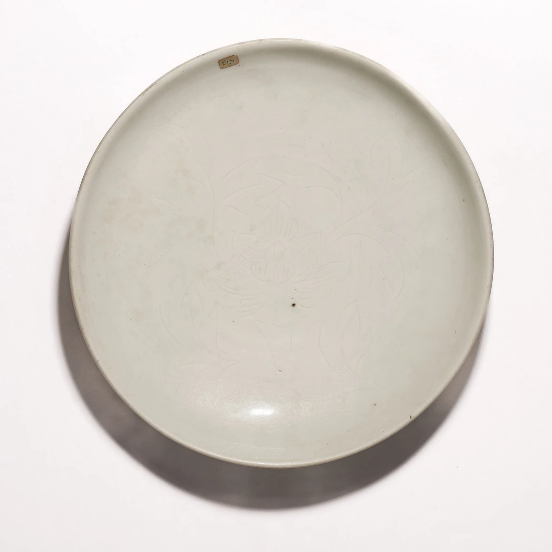 1120明中晚期·德化窑白釉暗刻牡丹纹大盘【古董拍卖】