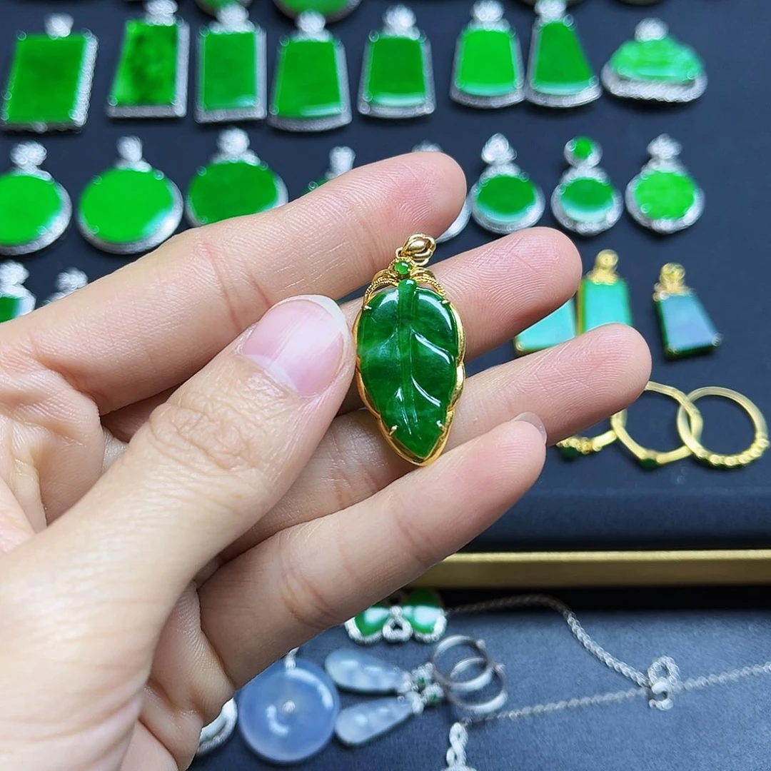 翡翠18K金镶嵌颈饰