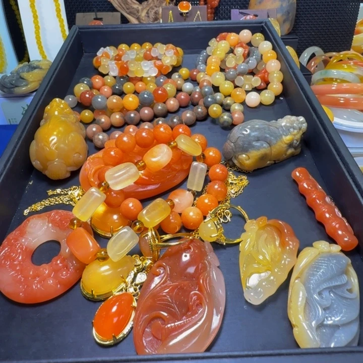 用***2石英质玉未镶嵌颈饰