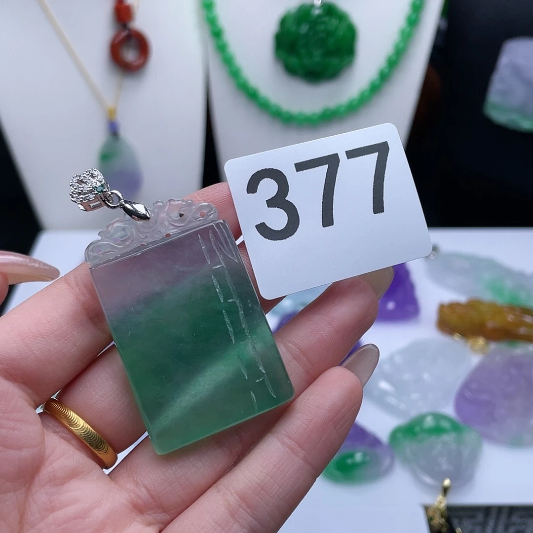 翡翠吊坠(赠链)未镶嵌