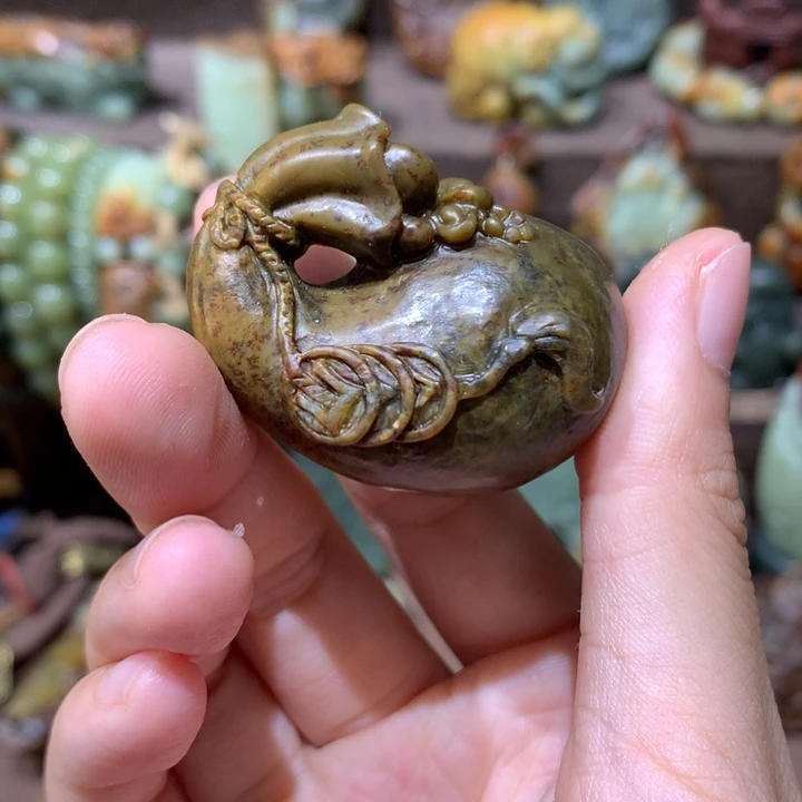 未镶嵌岫岩河磨玉（透闪石质玉）挂件
