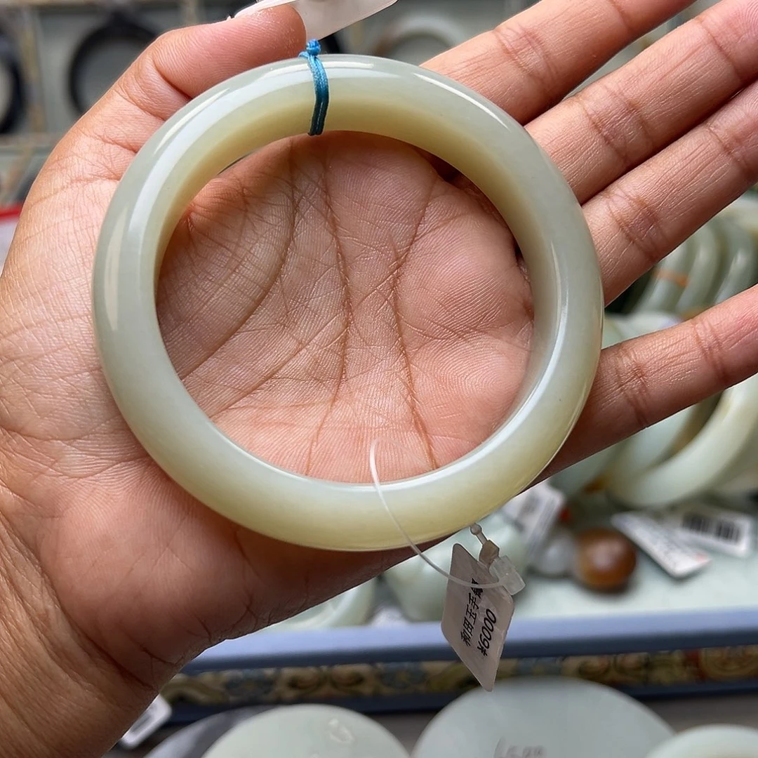 和田玉未镶嵌手镯