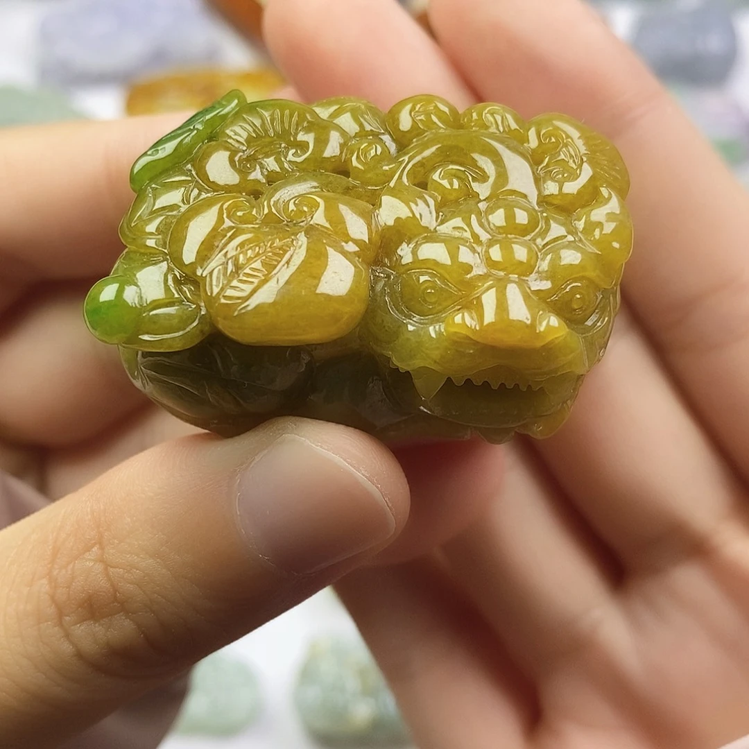 翡翠未镶嵌颈饰貔貅
