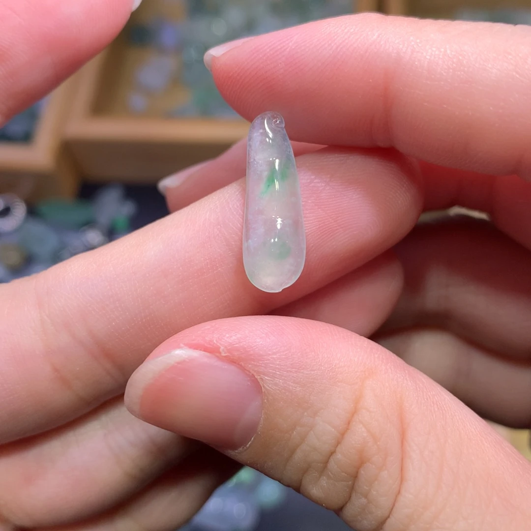 翡翠未镶嵌颈饰豆子