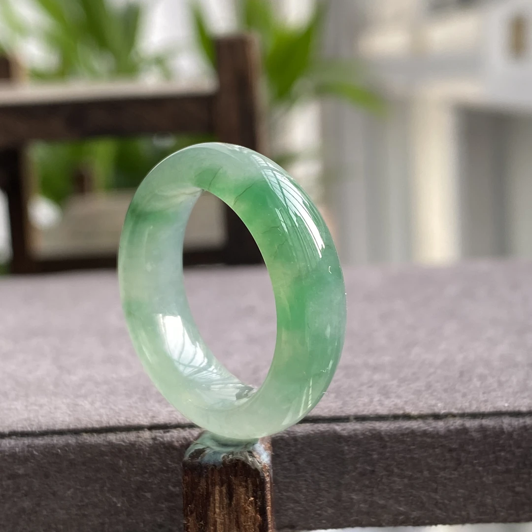 缅甸翡翠戒指C1007 17号内径18.3-7-4.2冰飘绿戒指细腻鲜艳有内纹
