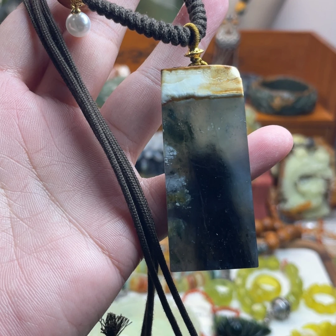 蛇纹石玉未镶嵌吊坠
