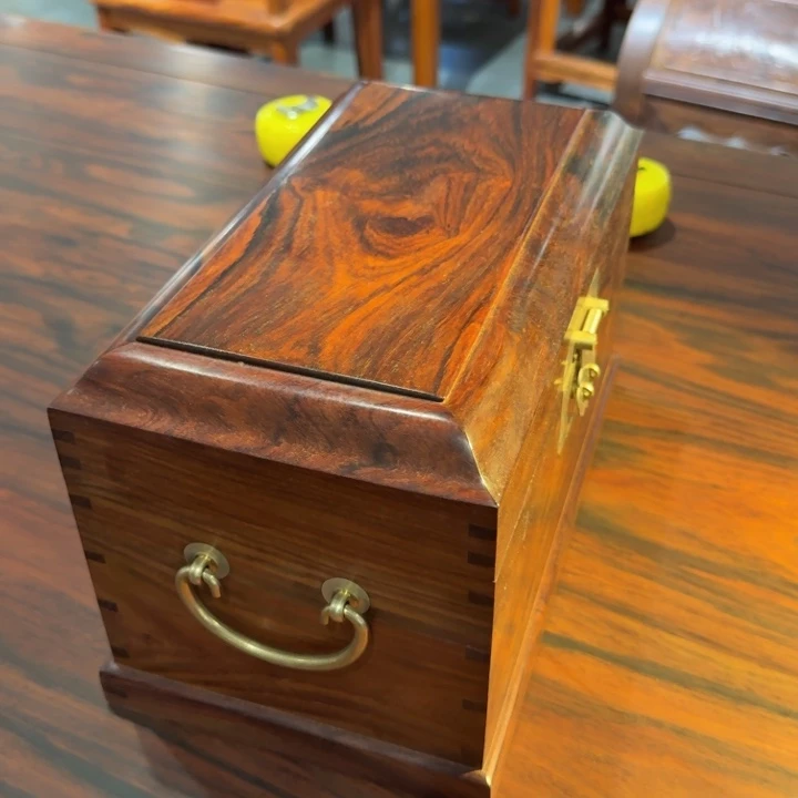 红酸枝木类成套家具