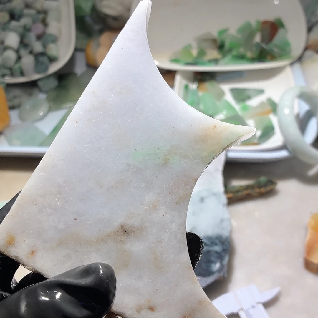 颈饰未镶嵌翡翠边角料