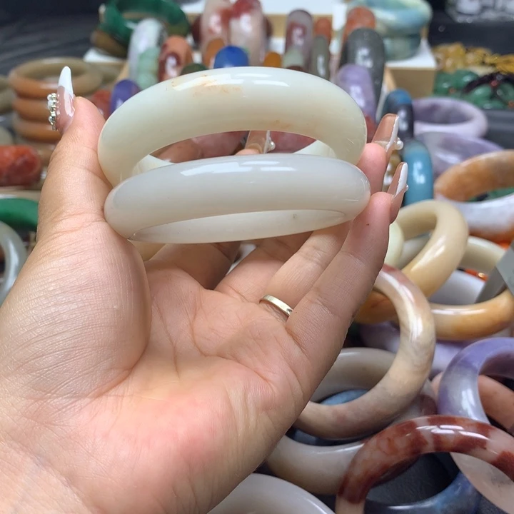 未镶嵌手镯石英质玉成*