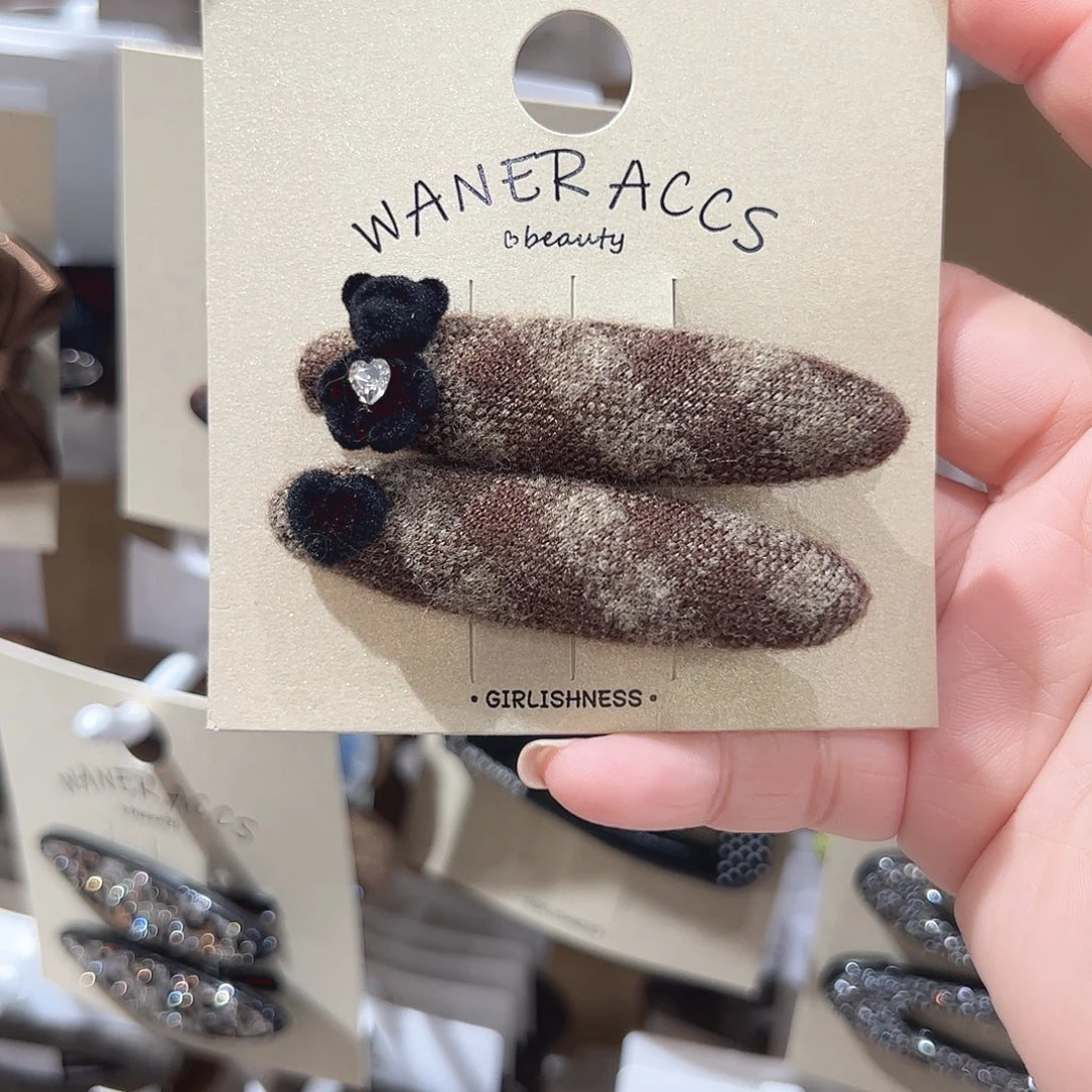 皮质非金属咖色格纹小熊鸭夹一对