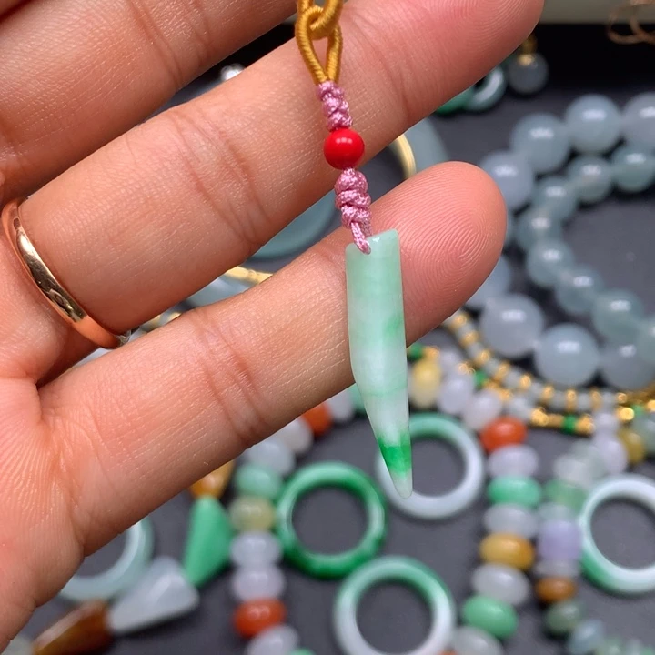 翡翠未镶嵌颈饰随形