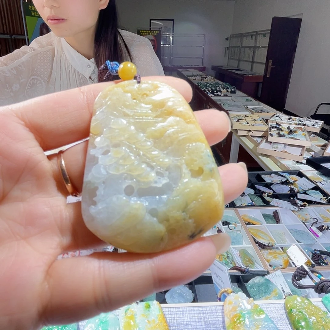 翡翠未镶嵌颈饰一个