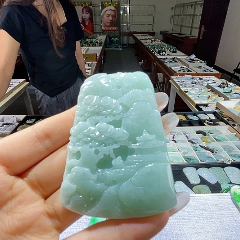 翡翠未镶嵌颈饰一个