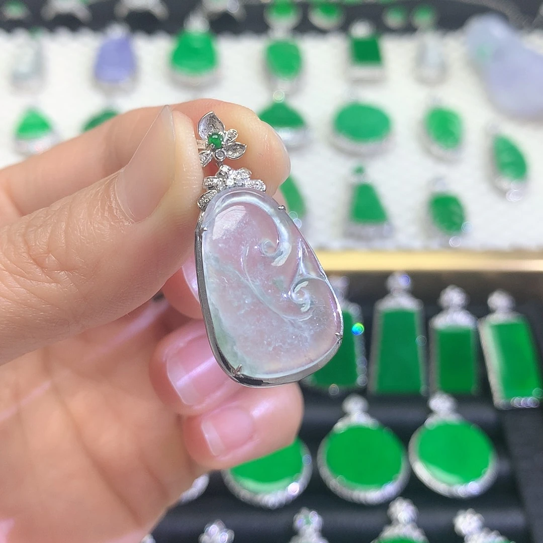 颈饰18K金镶嵌翡翠吊坠