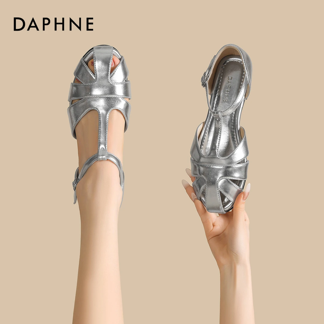 达芙妮2025年夏季银色凉鞋女时尚百搭休闲舒适平底包头罗马凉鞋子