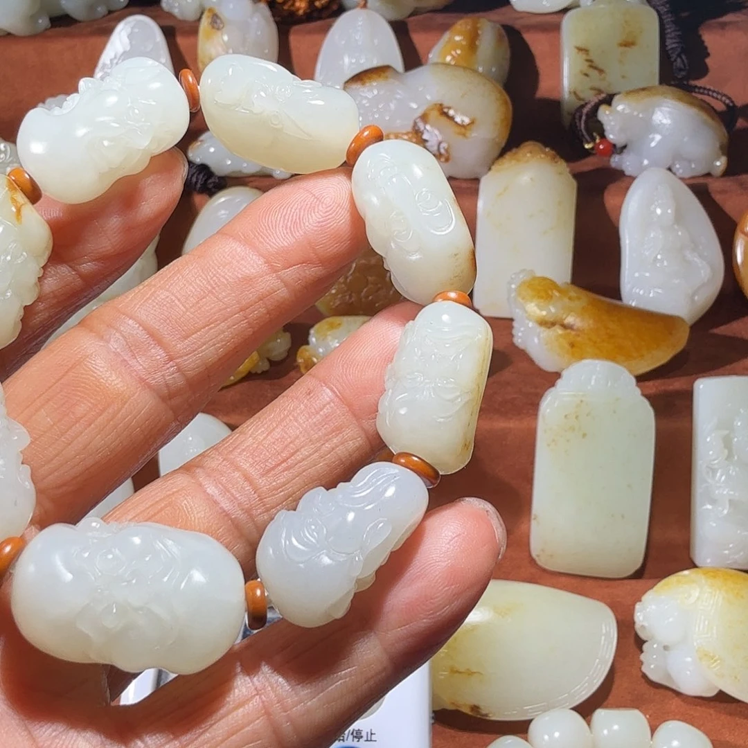 周***夜和田玉未镶嵌手链