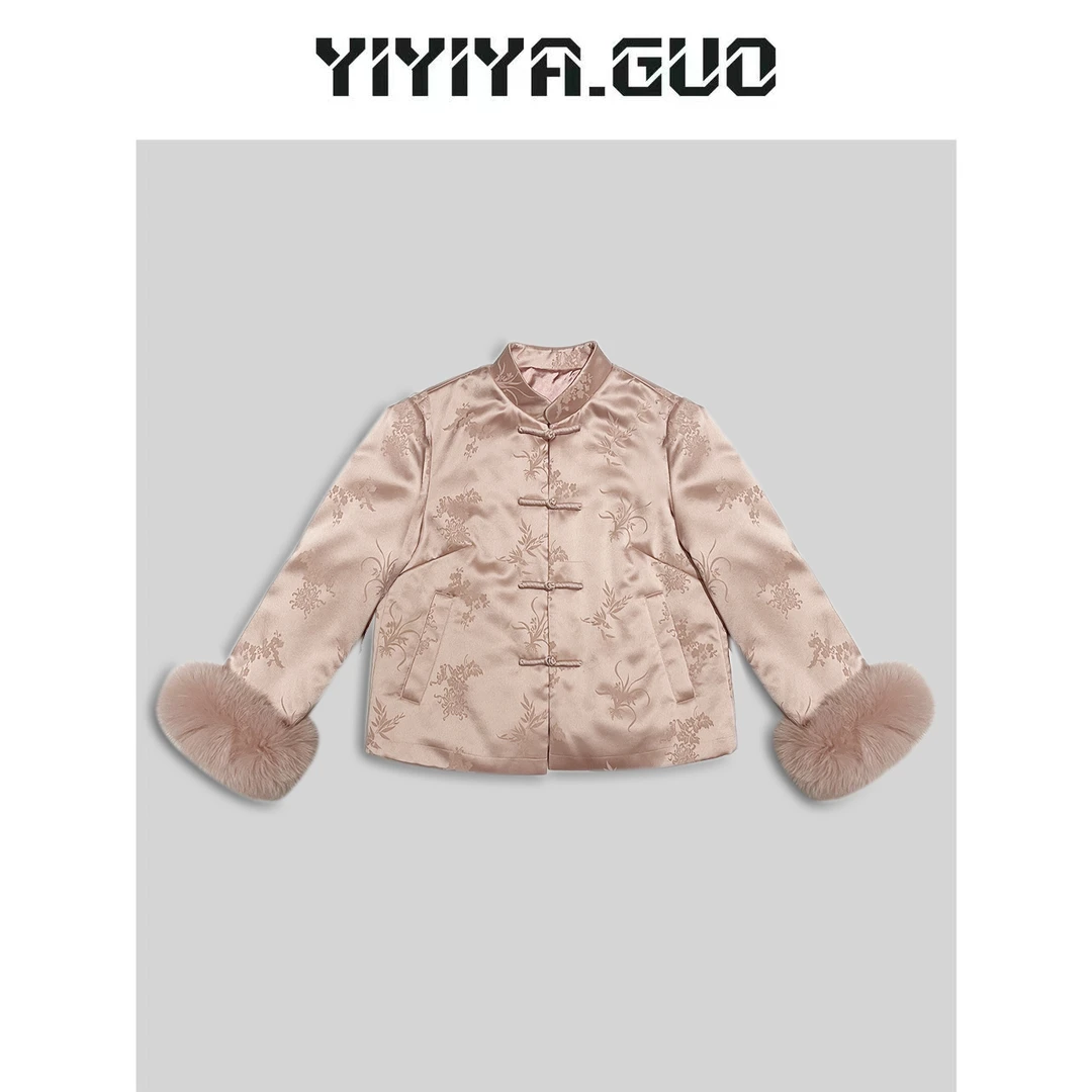 艺艺/YIYIYA.GUO粉色立领盘扣四君子拼接袖口粉毛上衣2023125