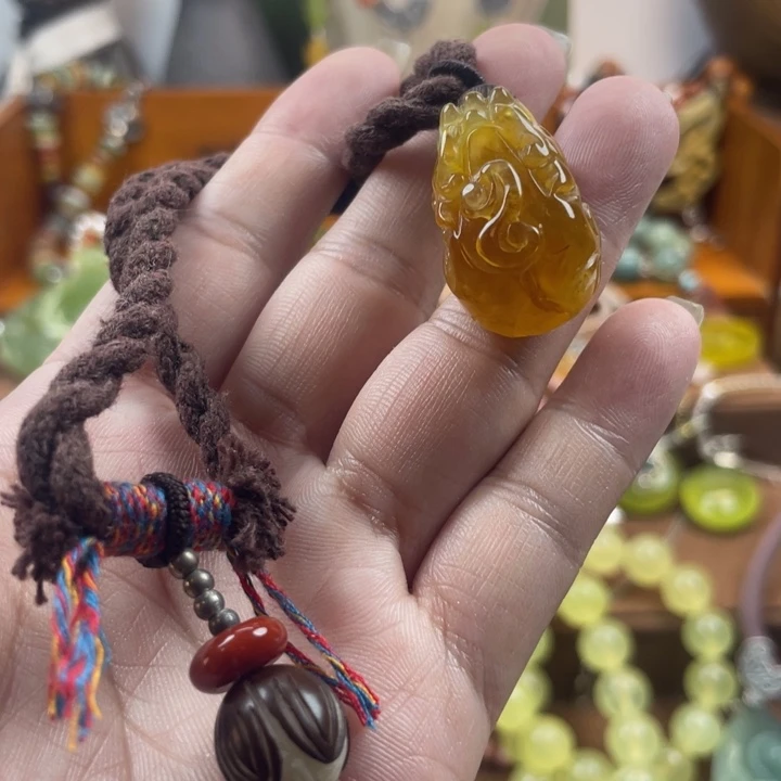 蛇纹石玉未镶嵌吊坠