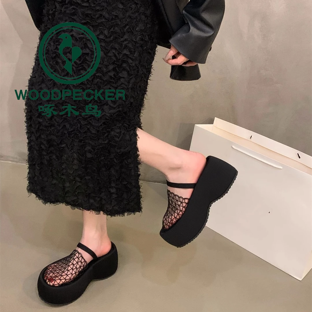 啄木鸟坡跟增高小个子网面镂空包头凉拖鞋女外穿夏季配裙高跟拖鞋