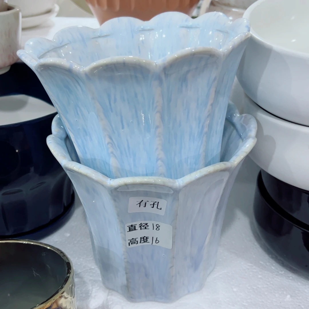 有孔，陶瓷花盆满10米包邮发货。