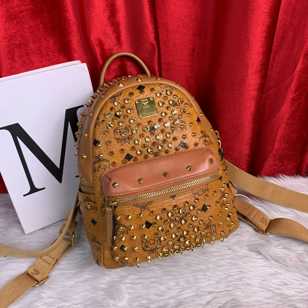 95新 MCM 干邑色铆钉双肩包/EE09604003/4003