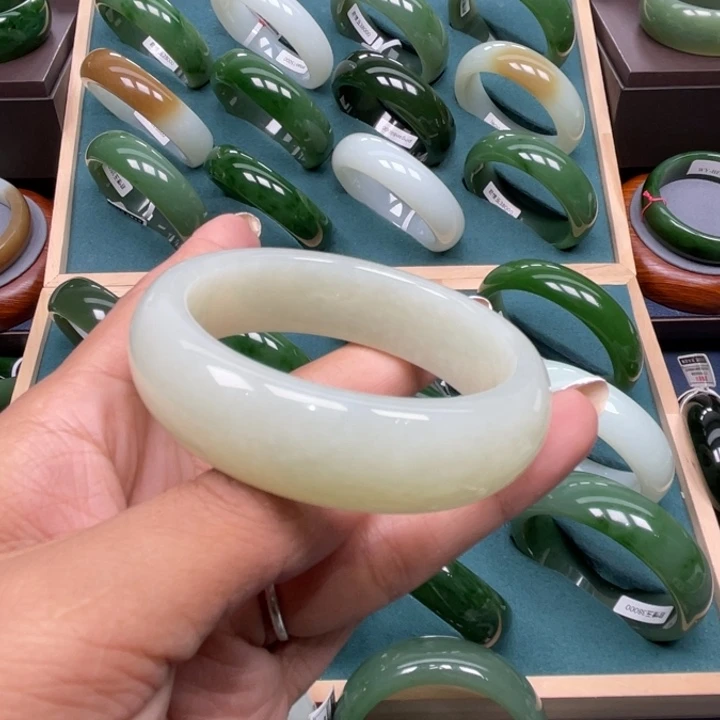 Y***N未镶嵌手镯和田玉