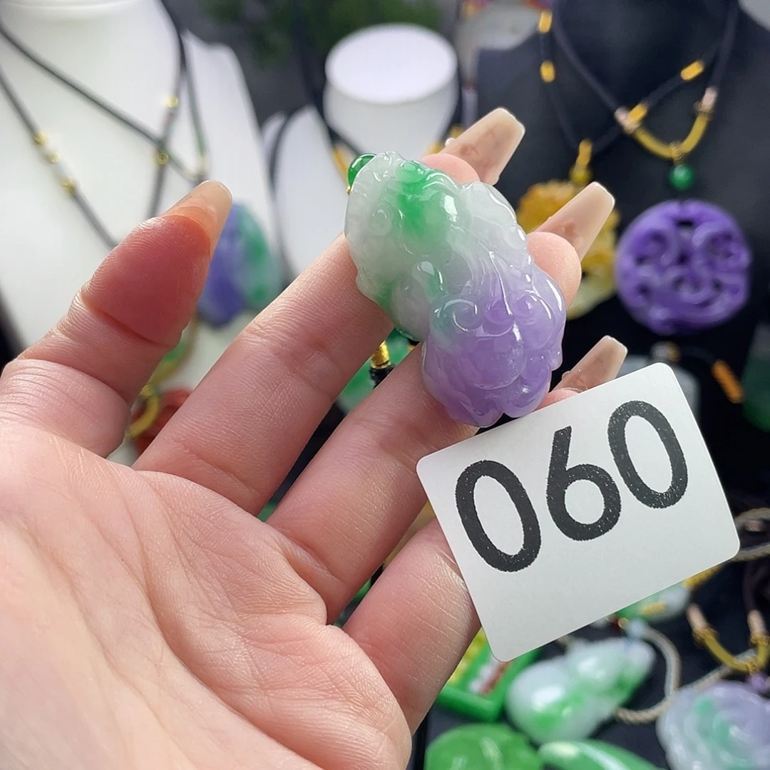 翡翠未镶嵌吊坠(赠链)