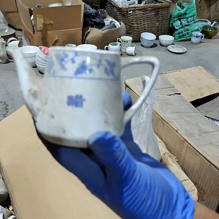 瓷片盘子碗茶壶啥都有