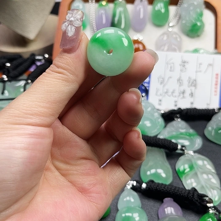 翡翠未镶嵌颈饰平安扣