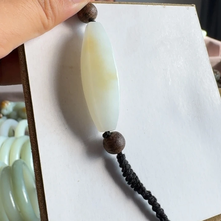 颈饰未镶嵌和田玉（糖玉）