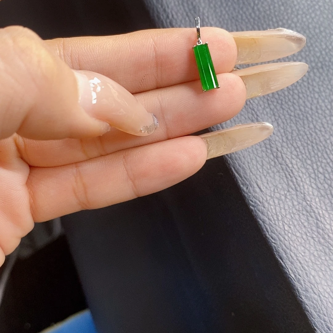 翡翠18K金镶嵌颈饰翡翠