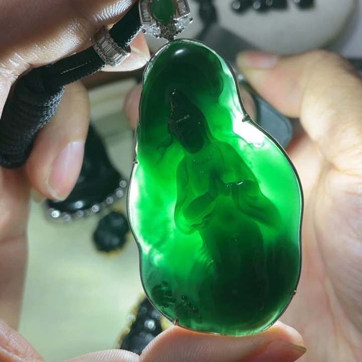 翡翠18K金镶嵌颈饰翡翠