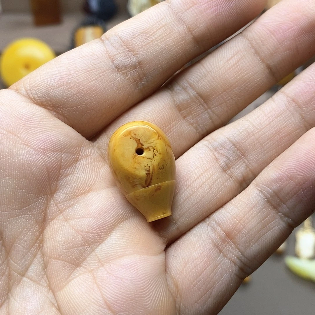 清***士琥珀未镶嵌颈饰橘红沁三通