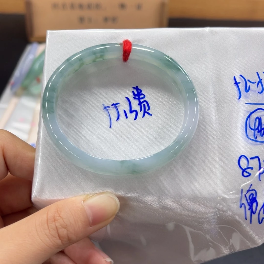 翡翠手镯未镶嵌翡翠