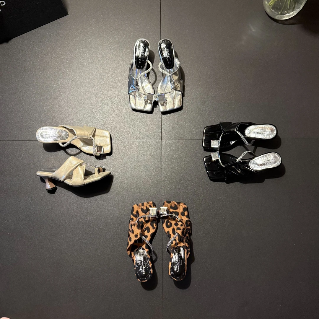 2025年夏季新款休闲舒适轻奢指尖水钻网红仙女风百搭时尚爆款凉鞋