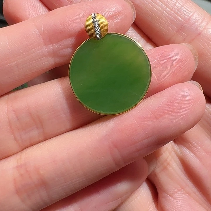 和田玉（碧玉）18K金镶嵌耳饰俄罗斯碧玉乌兰海果绿