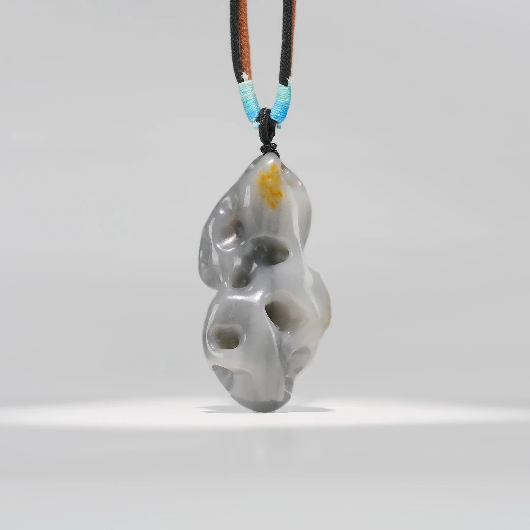 典藏级 和田玉青花籽带皮太湖石吊坠 58*27*25mm±  H102922