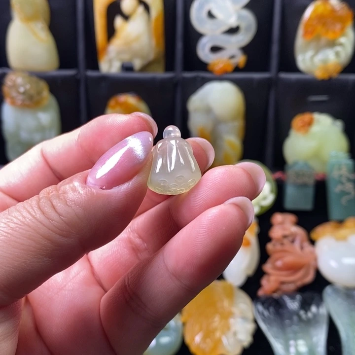 岫玉未镶嵌颈饰多子多福