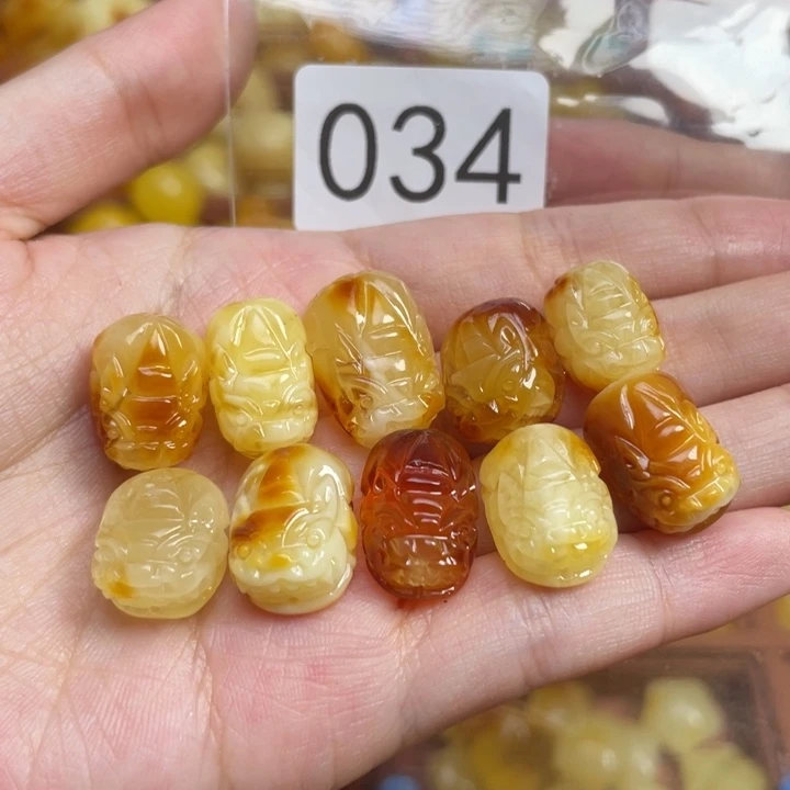 蜜蜡未镶嵌珠宝奇石天然原矿满蜡俏色貔貅吊坠多样性发一微微瑕