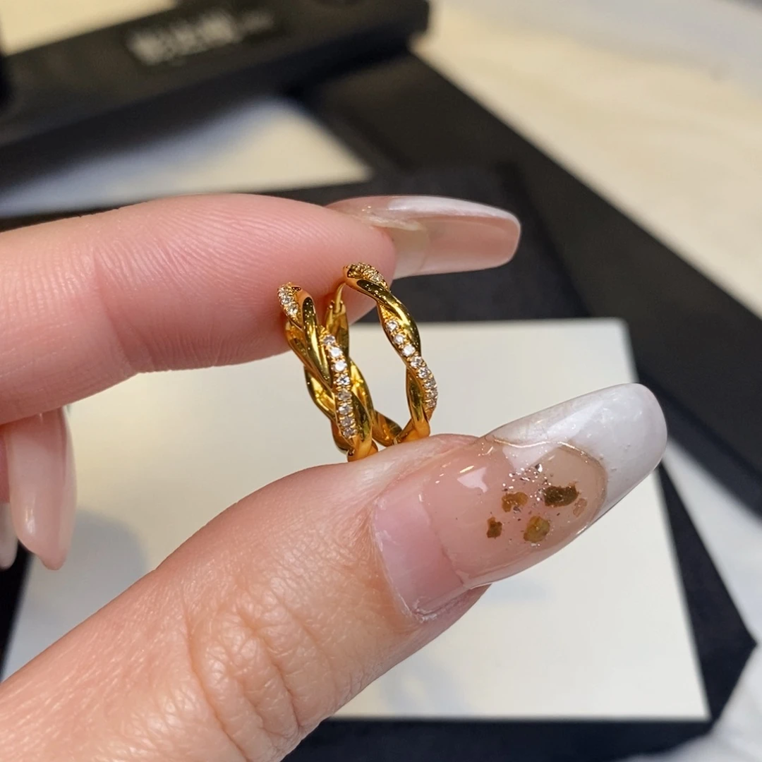 钻石耳饰18K金镶嵌麻花款小O型耳扣