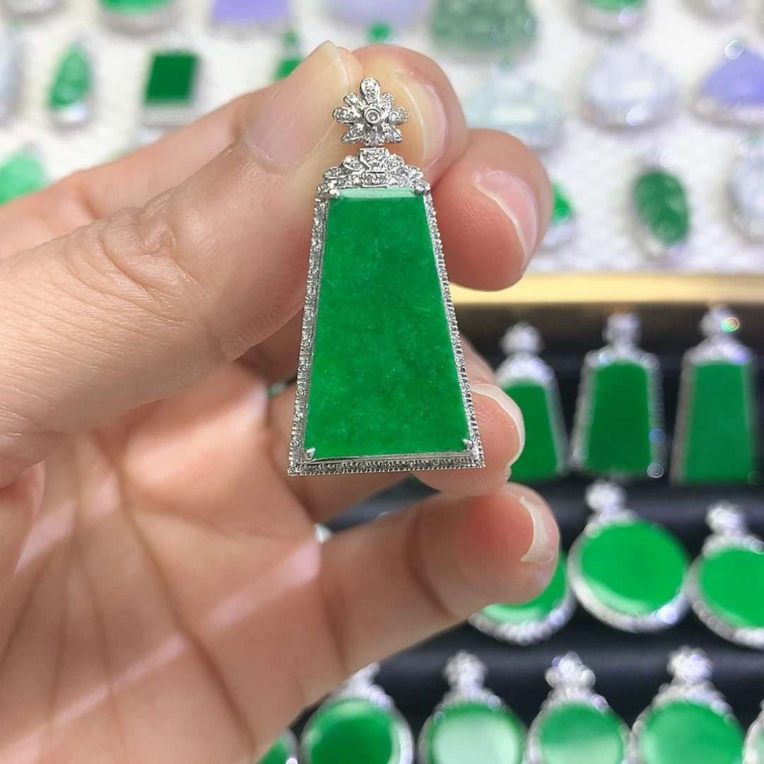 颈饰18K金镶嵌翡翠吊坠