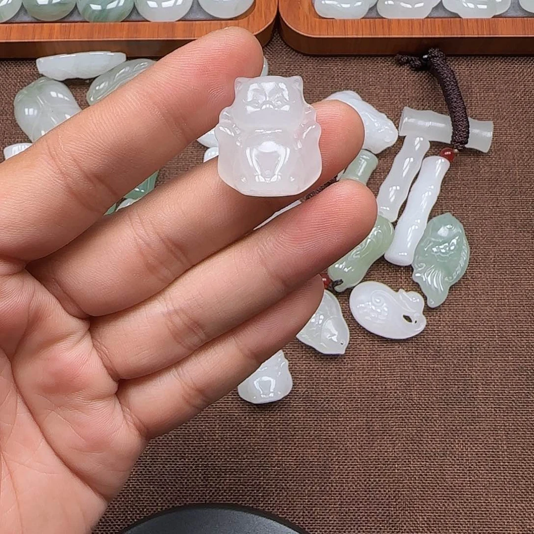 颈饰未镶嵌石英岩玉