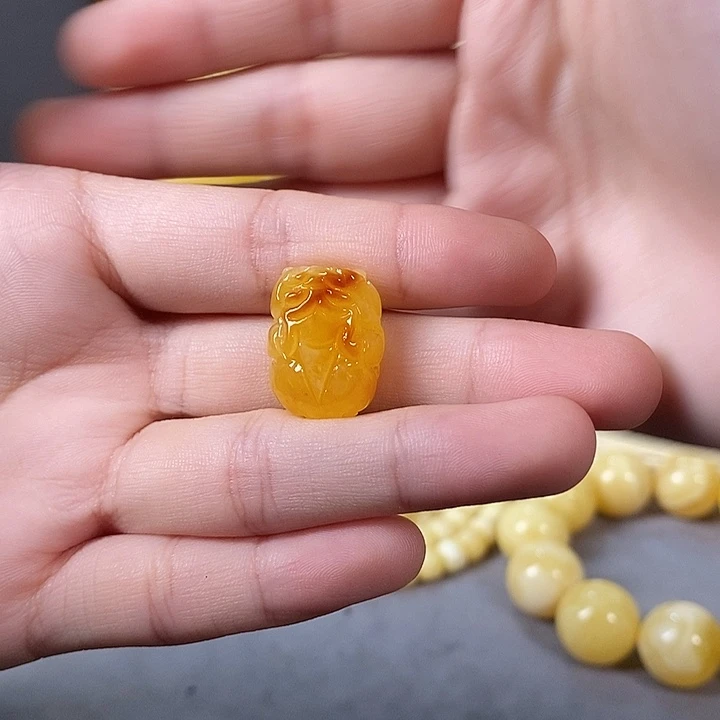 琥珀未镶嵌裸石貔貅