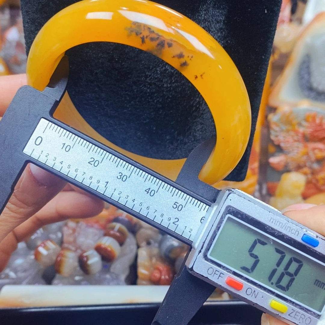 未镶嵌石英质玉（黄龙玉）颈饰