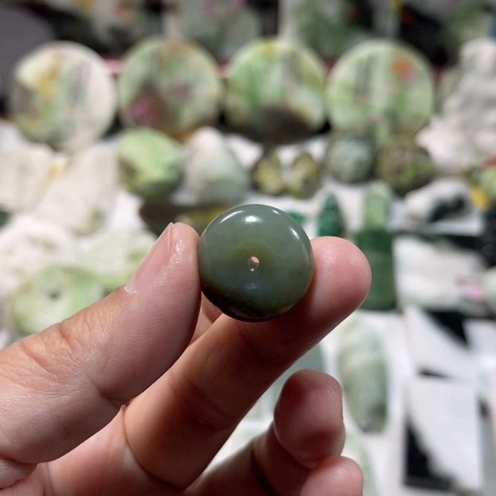 爱***米和田玉未镶嵌颈饰微暇