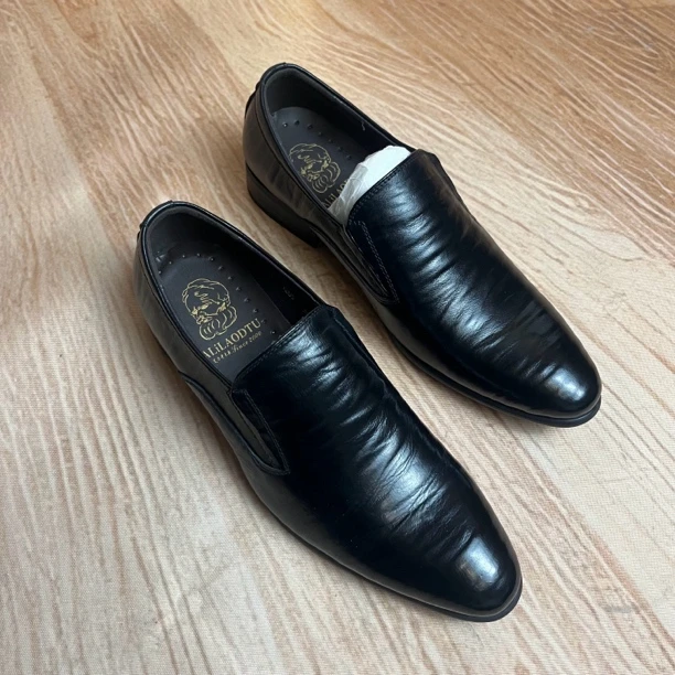 一脚蹬黑色棕色皮鞋