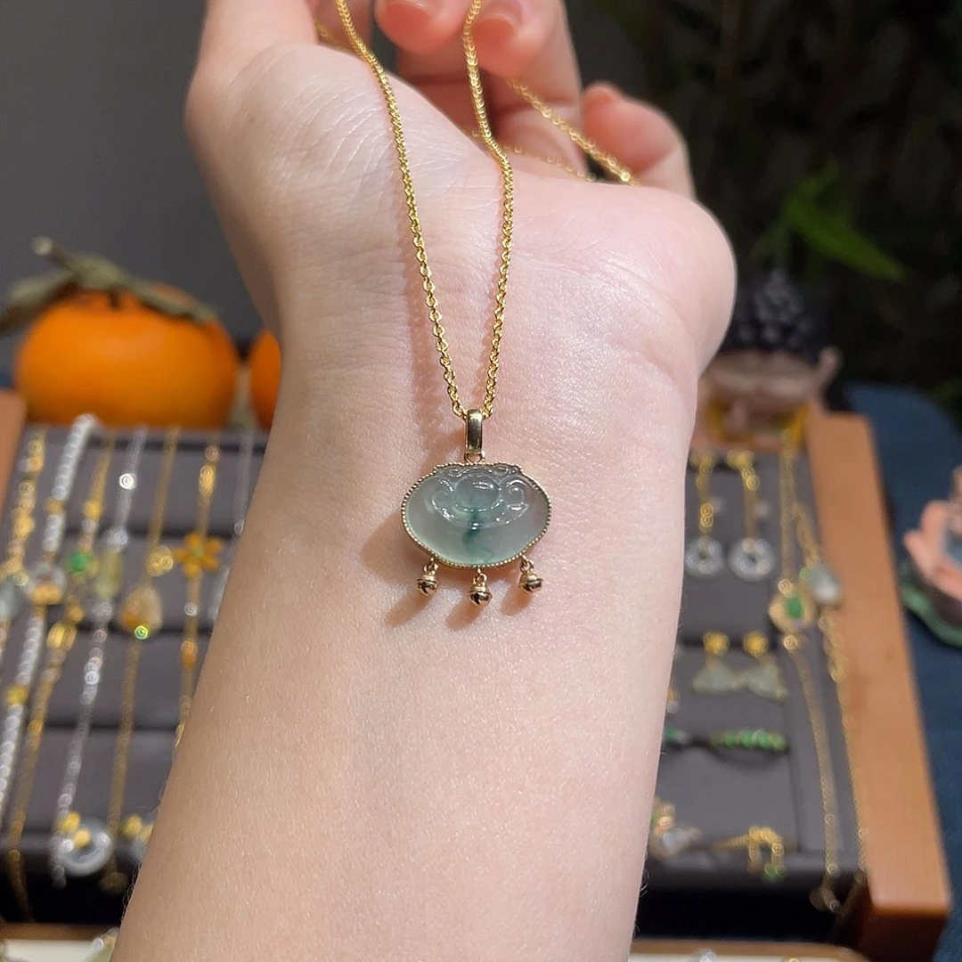 翡翠吊坠(不含链)18K金镶嵌冰种飘花如意锁