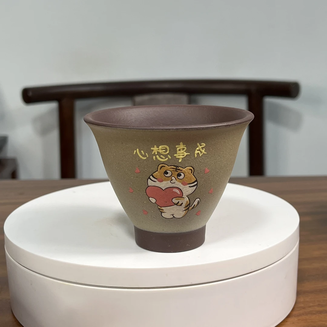 手绘心想事成主人杯 青段粉色 容量150毫升。紫砂杯双色