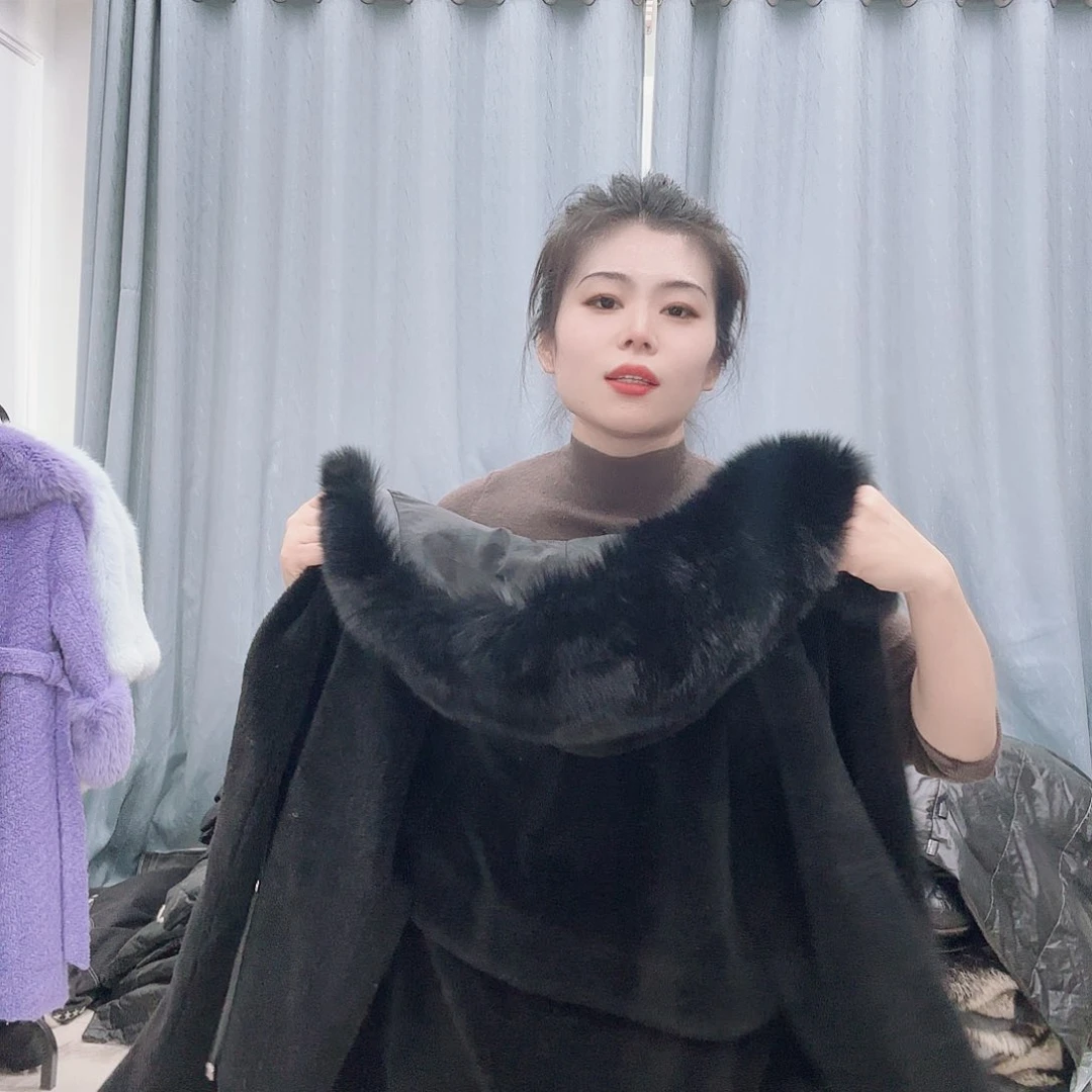 皮草搭配黑色西装